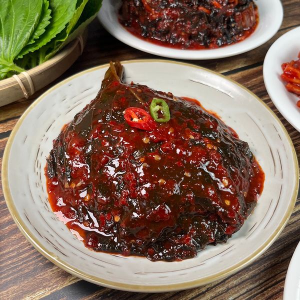 접시에 담긴 양념깻잎