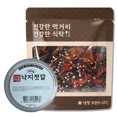 표시사항 라벨이 붙은 반찬 파우치와 낙지젓 캔 실링 용기