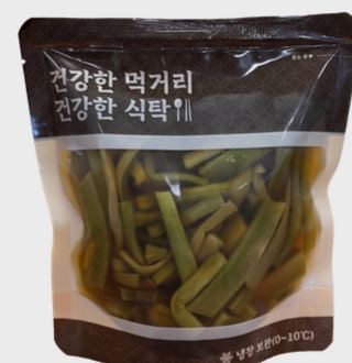 반찬 스탠드 파우치 앞면 — 명이나물이 비쳐 보인다